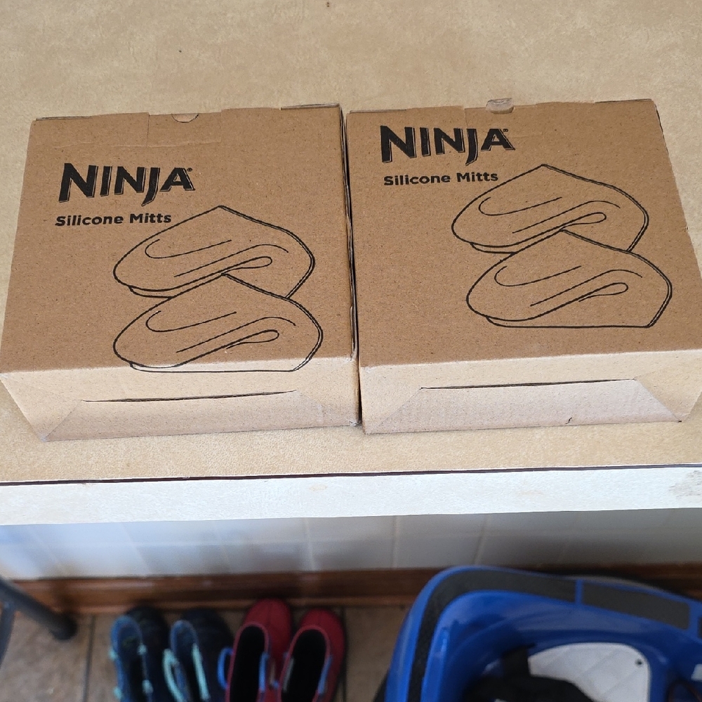 Ninja  Sillcone Mitts 2 In Each Box.